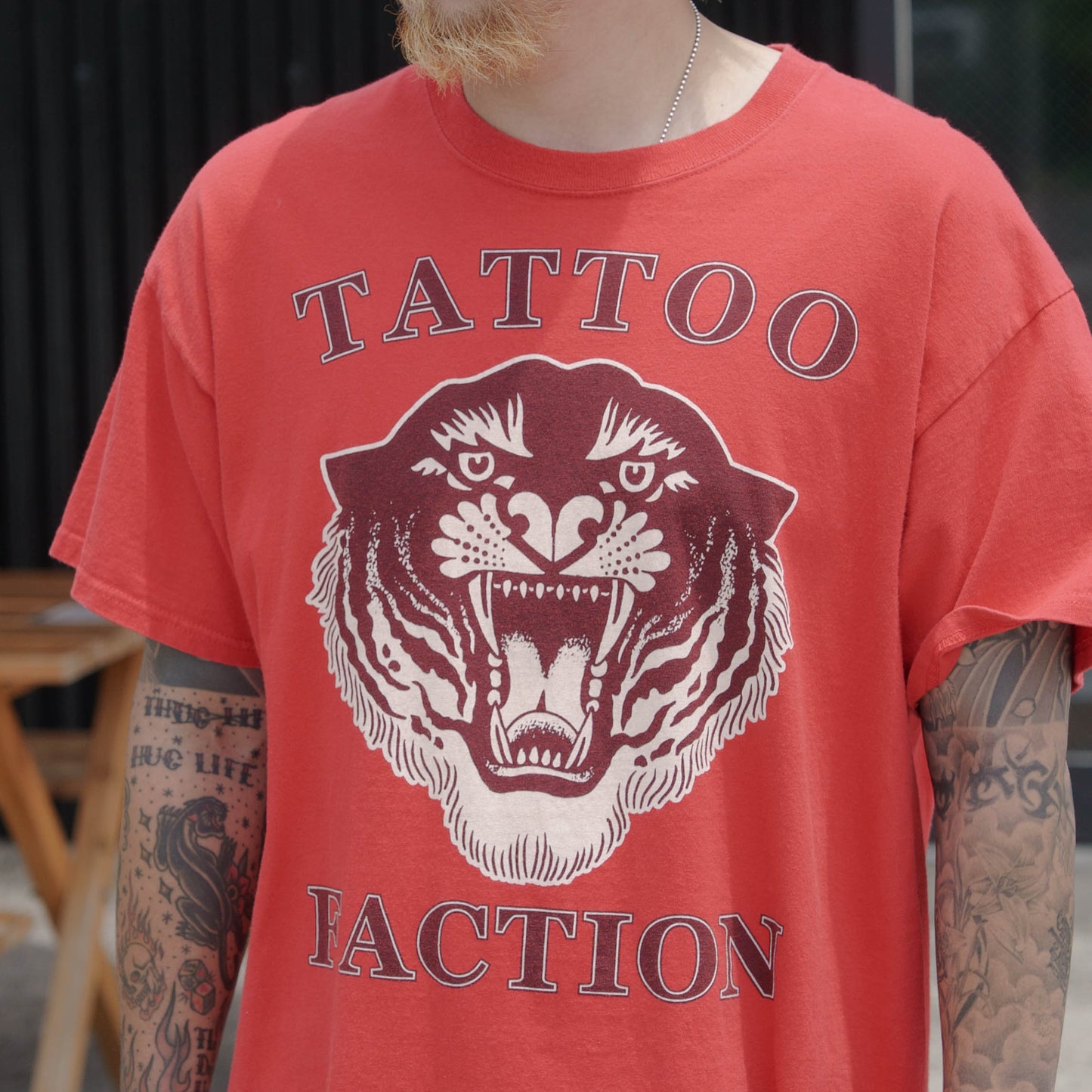 【No.58 “GILDAN” Tattoo Faction カリフォルニア・ショップTシャツ / レッド [L]】
